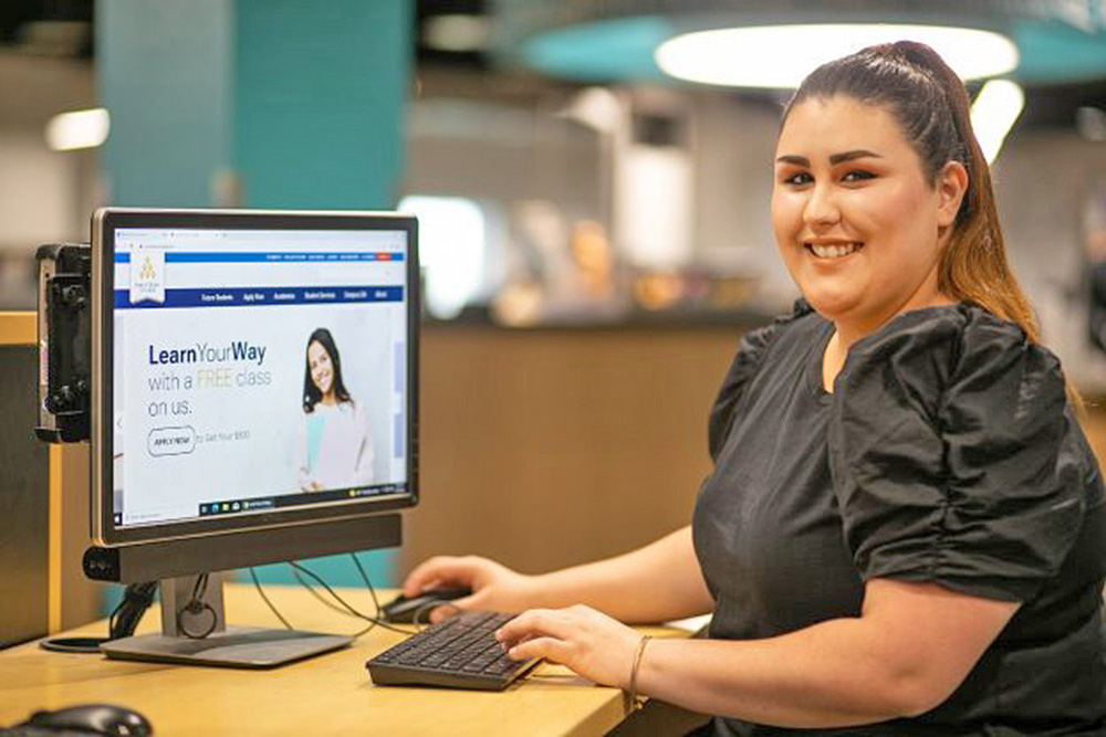Iniciativa de clases gratuitas pone a estudiante de CIT a un paso más cerca de graduarse