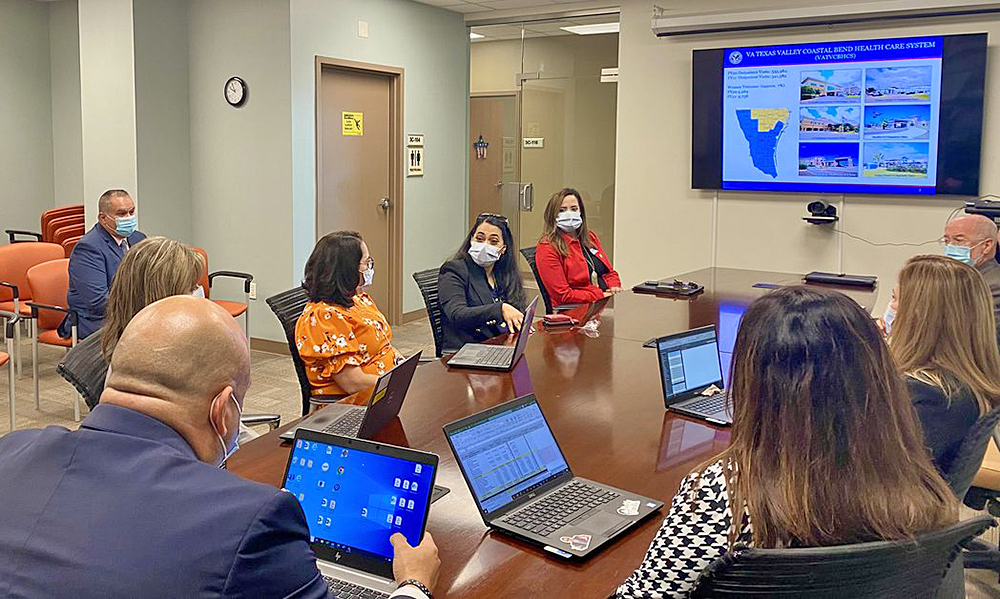 Congresista Flores visita Centro Médico de Veteranos en Harlingen