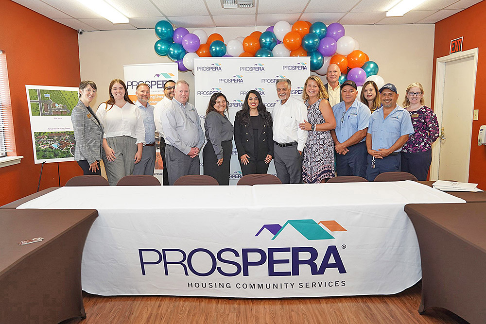 Congresista Flores recorre apartamentos programados para reconstrucción de $16,5 millones