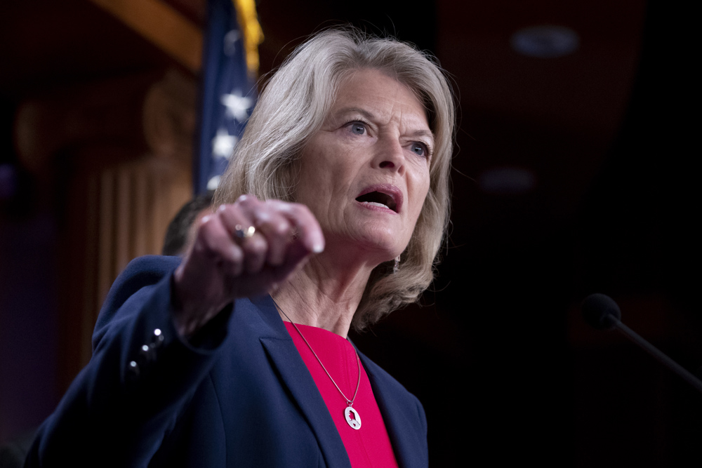 Una senadora enfrentada a Trump queda primera en las primarias de Alaska