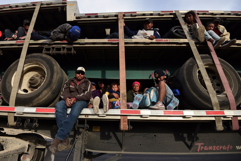 Condenan a dos conductores por transportar indocumentados en Texas