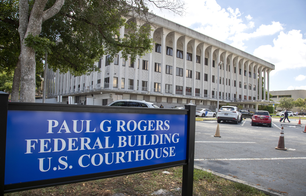 Juez decidirá si publica las razones del registro a Trump sin datos sensibles