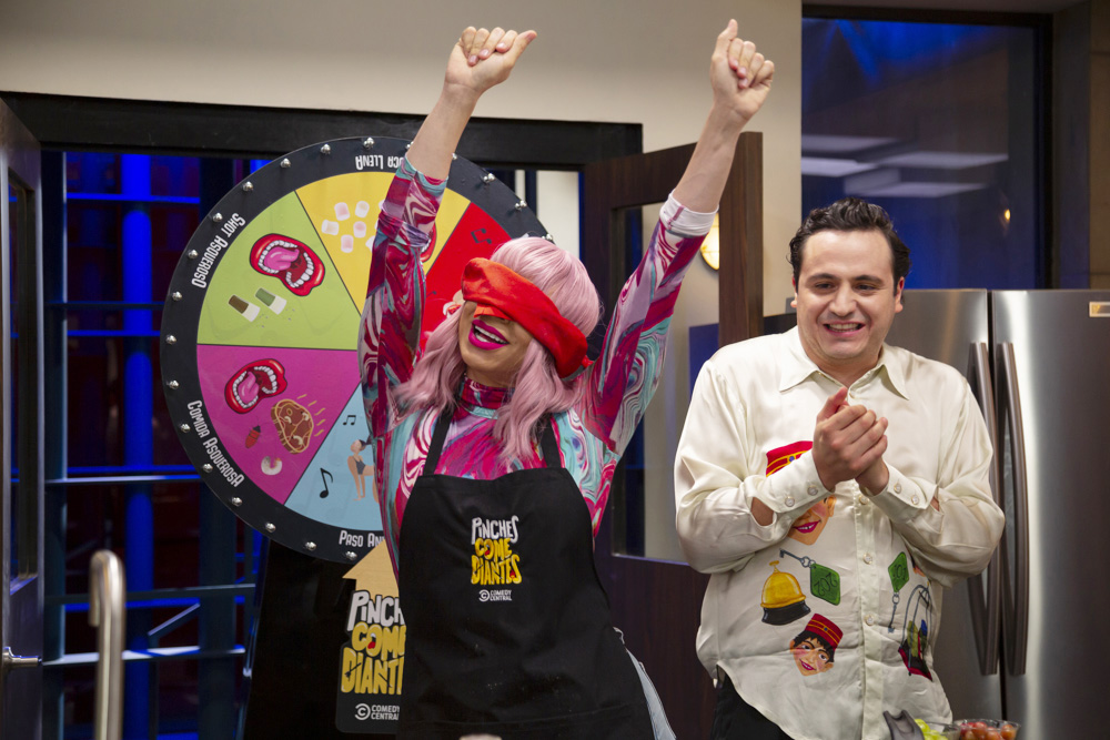 Mexicano Ricardo O’Farrill come los peores platillos en “Pinches comediantes”