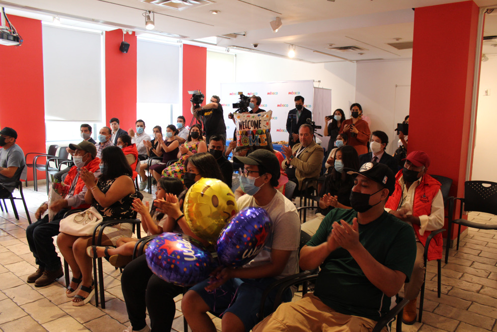 Padres mexicanos se reencuentran con sus hijos tras décadas