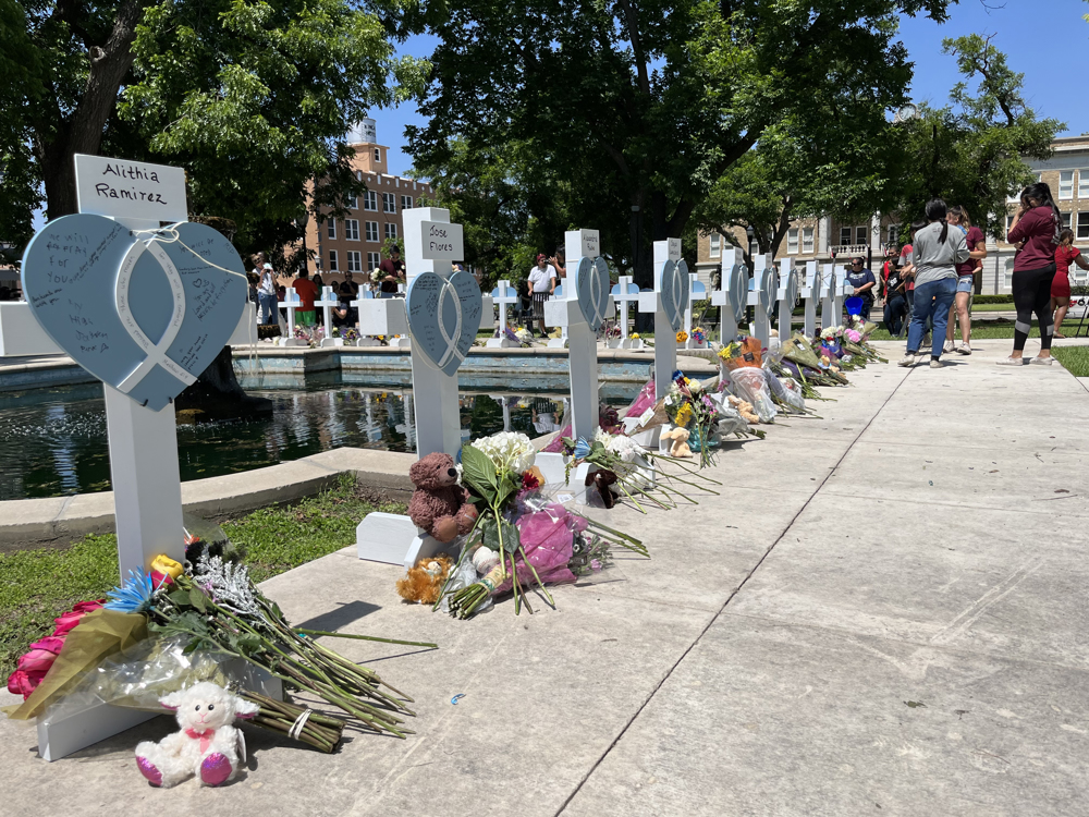 Alumnos recelosos vuelven a clases en Uvalde tres meses después de matanza