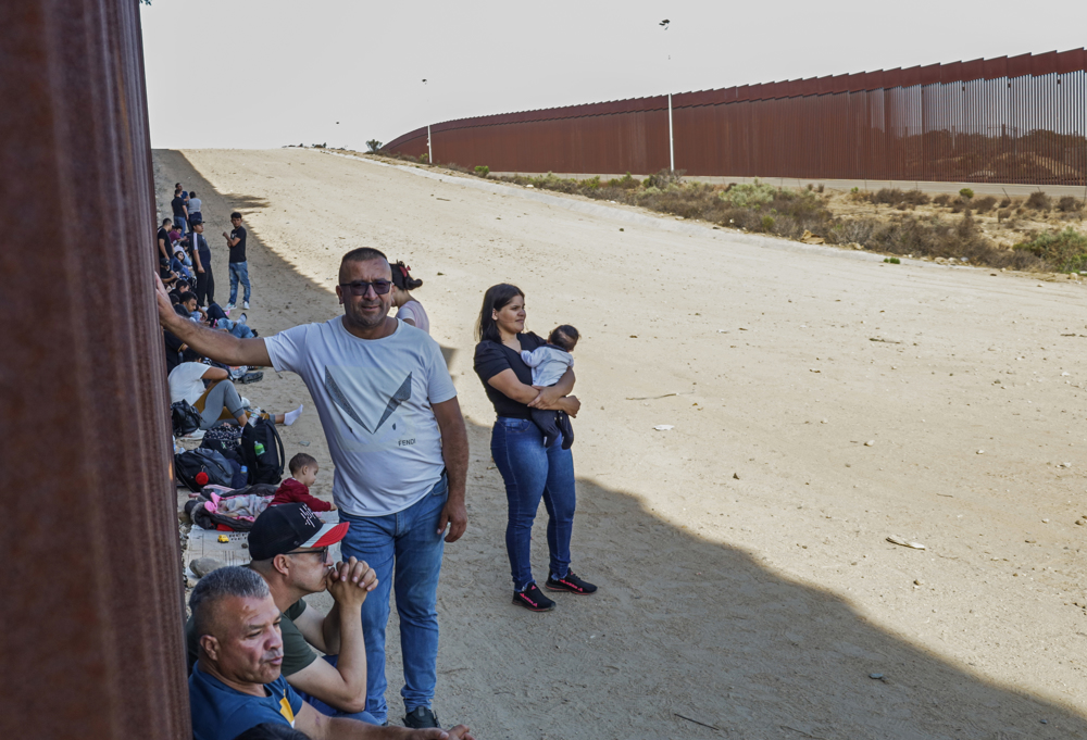 Detienen a migrantes en intentos de cruce a EEUU por la fronteriza Tijuana