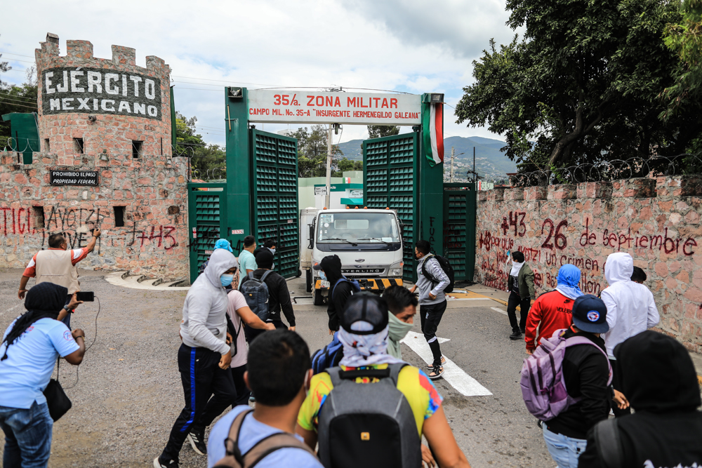 López Obrador denuncia “intereses” ante protestas violentas de Ayotzinapa