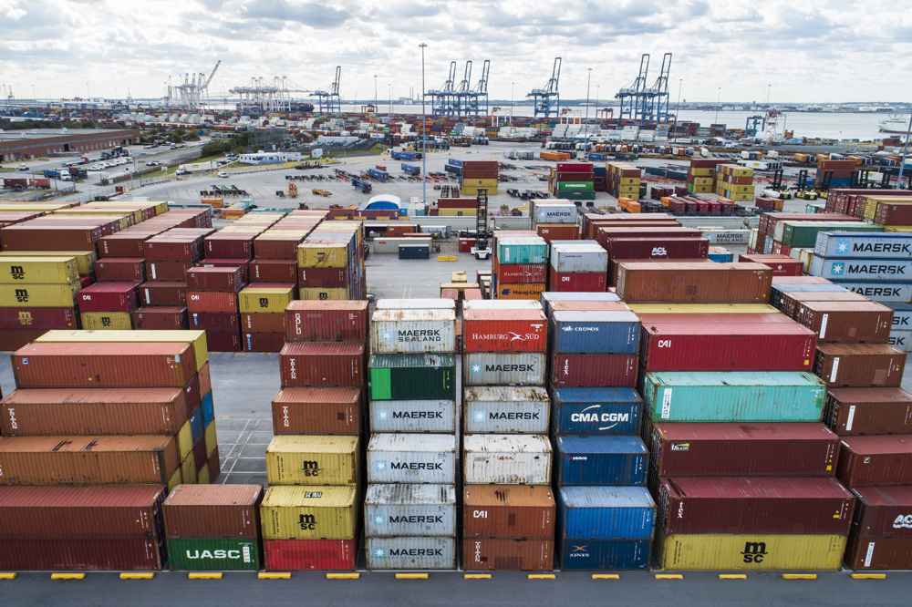 El déficit de EEUU cae el 12,6 % con dólar fuerte y una moderación de consumo