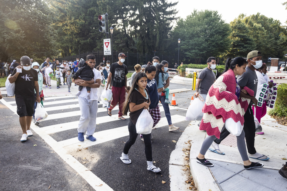 Texas manda buses con centenar de migrantes a la residencia de Kamala Harris