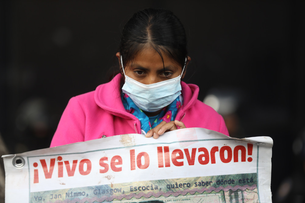 Protestan por Ayotzinapa en Fiscalía de México y una policía queda herida