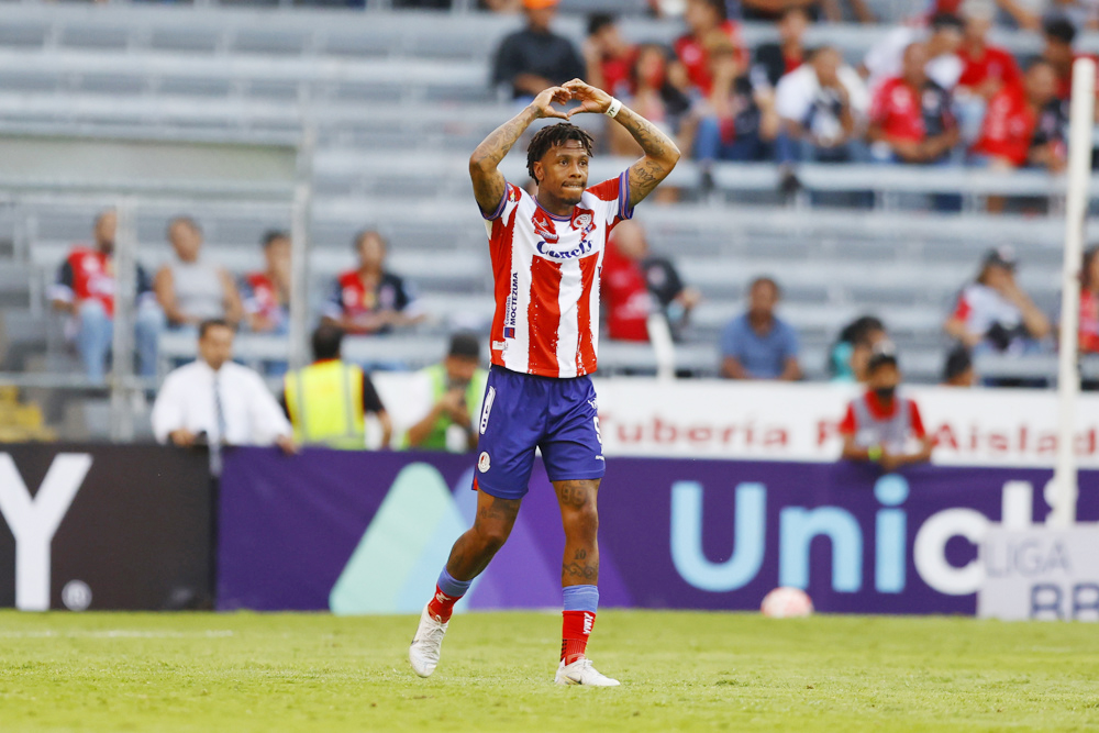 El uruguayo Abel Hernández anota dos goles y da el triunfo al San Luis sobre el Atlas