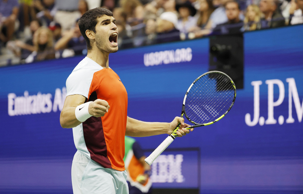 Carlos Alcaraz grita su triunfo en una enorme lona publicitaria en Barcelona