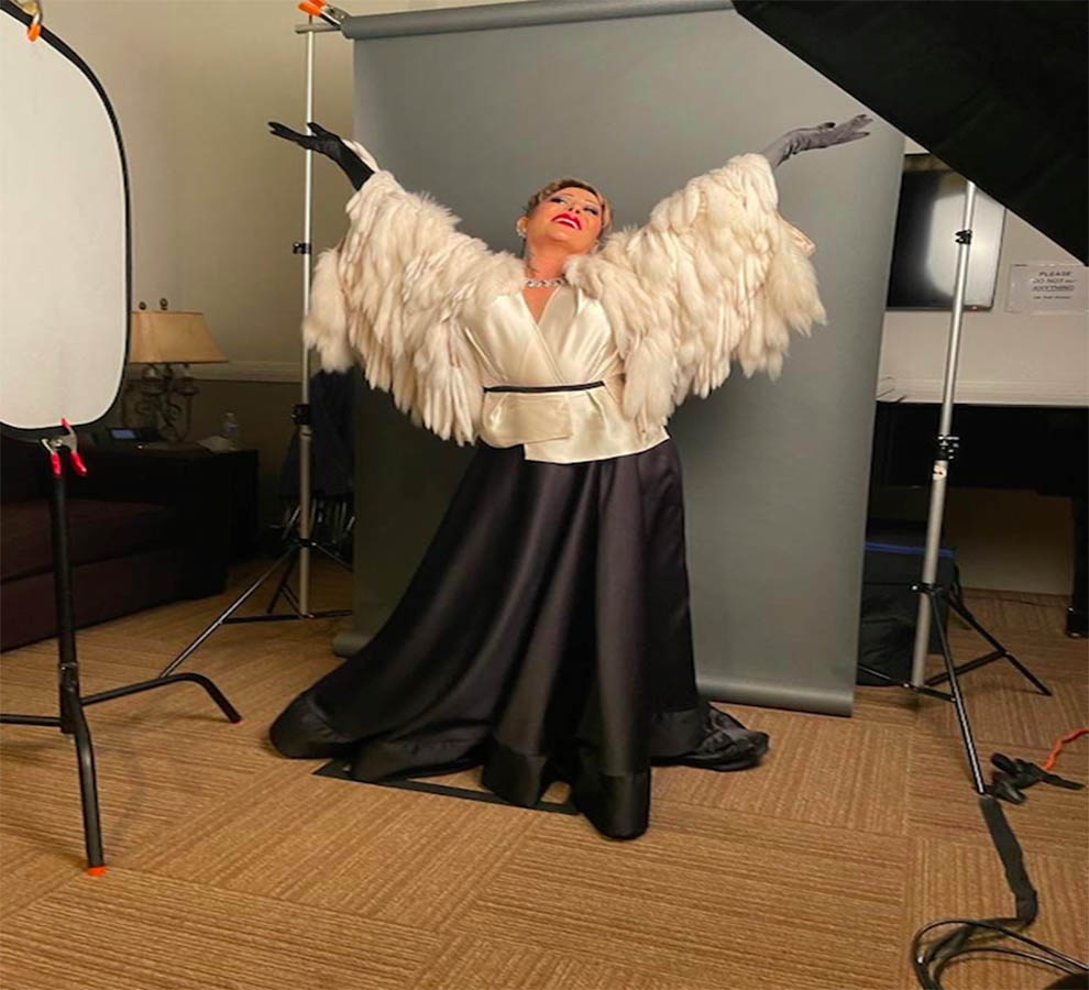 Alejandra Guzmán es llevada a hospital tras caer en el escenario 