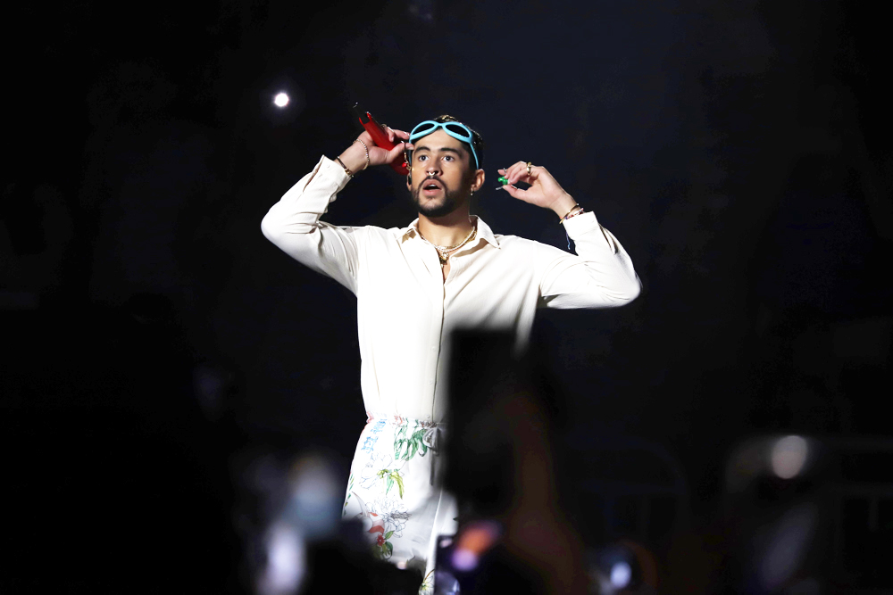 Bad Bunny y 80 comensales caen de sorpresa en restaurante boricua de EEUU