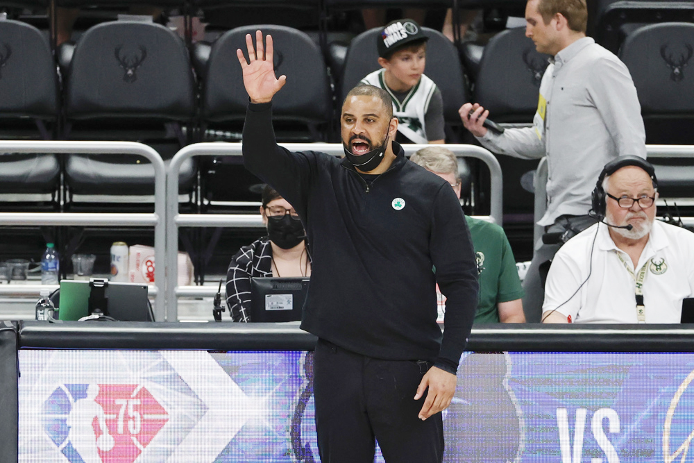 Los Celtics suspenden un año al técnico Ime Udoka por “violar reglas internas”