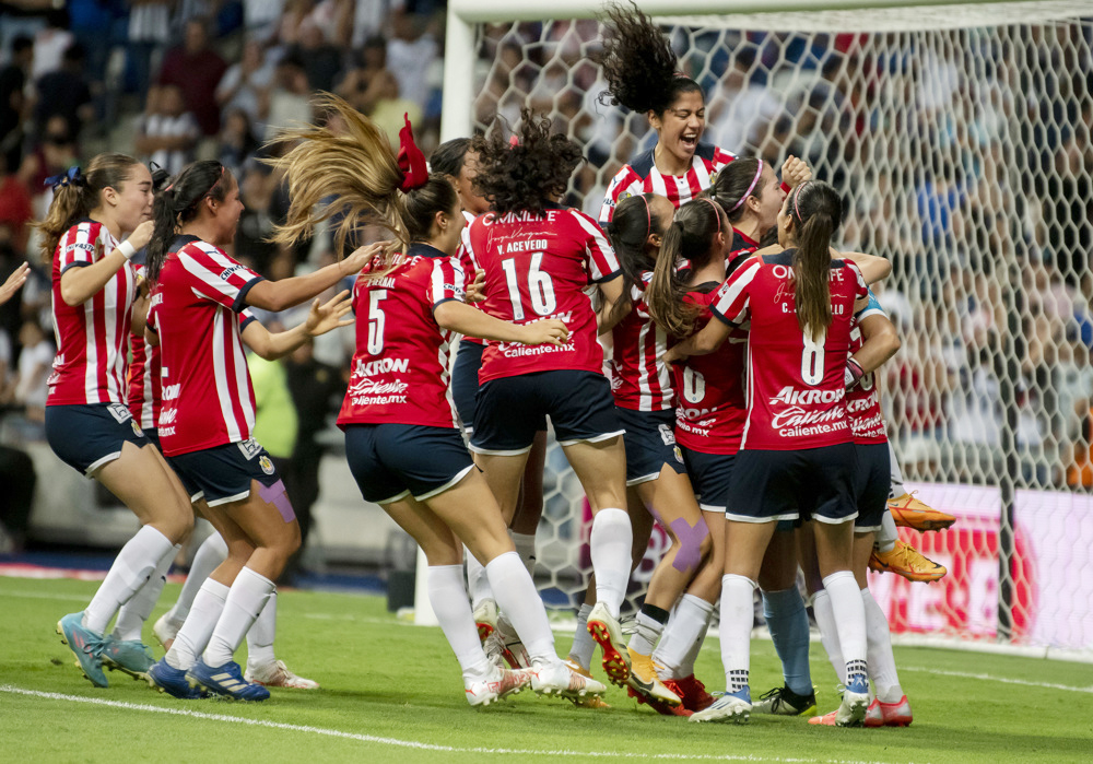 Chivas vence por 2-3 al Puebla y conserva el liderato del Apertura femenino