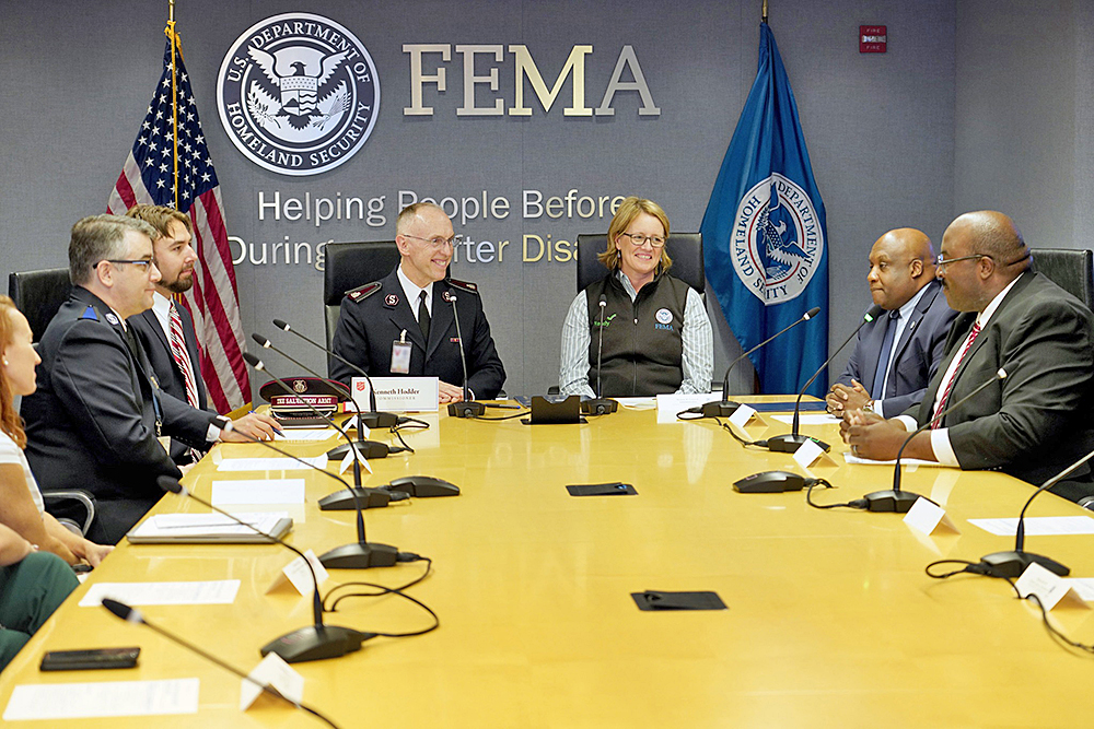 FEMA y el Ejército de Salvación firman acuerdo de cooperación en desastres