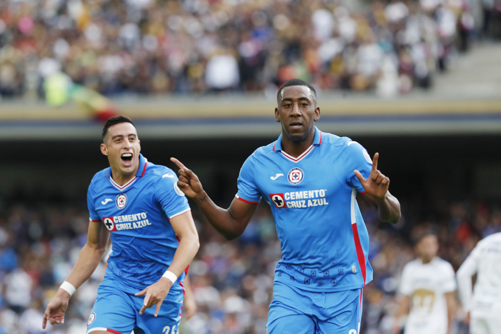 El uruguayo Carneiro da puntos a Cruz Azul, que se afianza en la zona de repesca