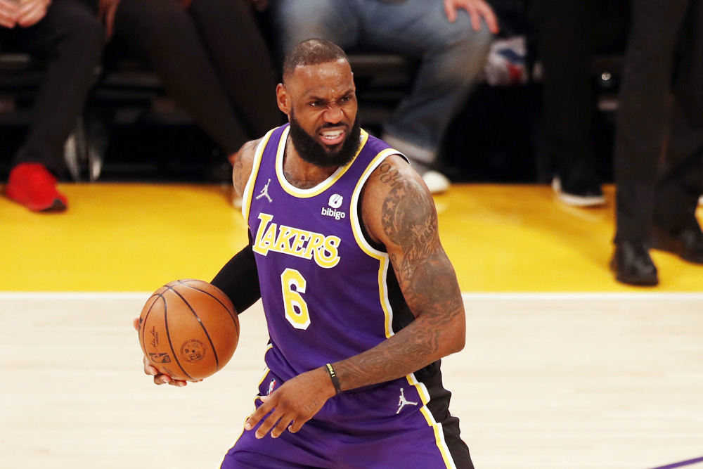 LeBron James critica a la NBA por no ser más dura con el dueño de los Suns