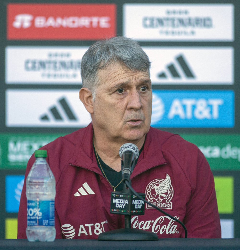 Martino confirma que llevará a tres delanteros y descarta a Vela y Chicharito