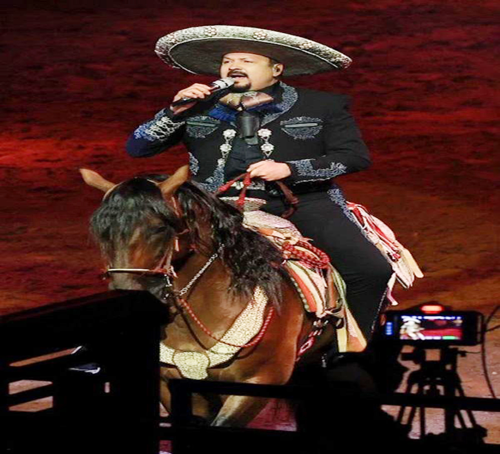 Pepe Aguilar rinde homenaje a Selena Quintanilla y Vicente Fernández en  “Jaripeo sin Fronteras”