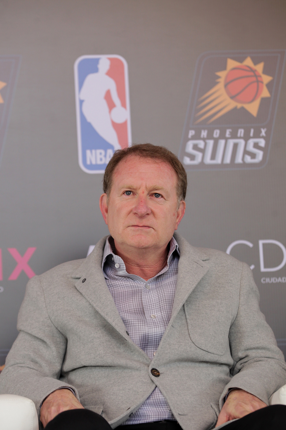 El vicepresidente de los Suns pide la dimisión del dueño Robert Sarver