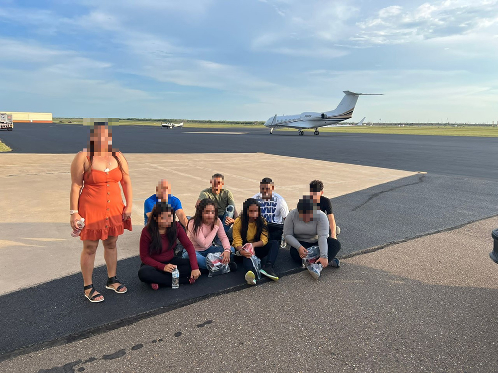 Frustran intento de usar avión para traficar migrantes