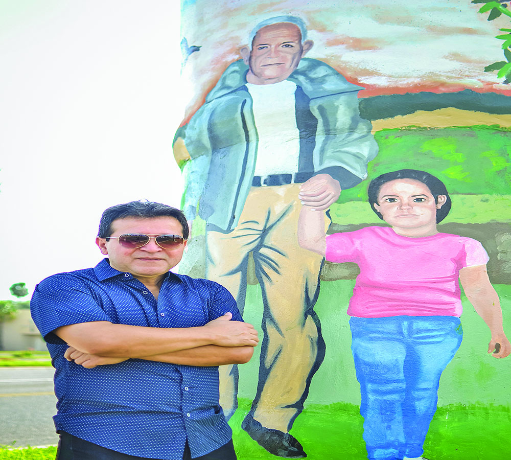 Profesor de STC convertido en estudiante completa mural de McAllen