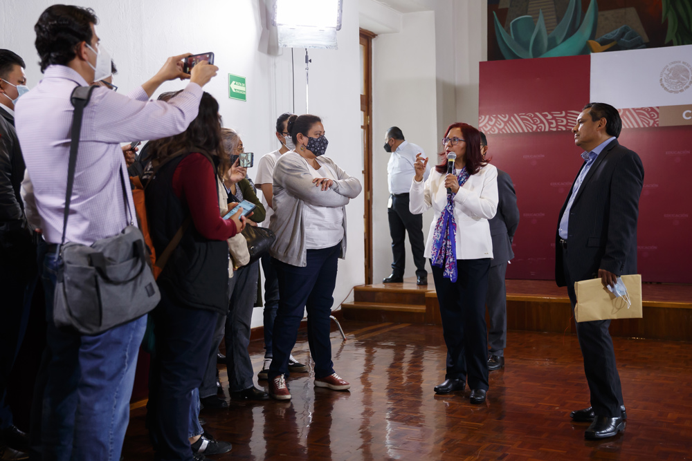 Nueva secretaria de Educación de México promete dignificar a los maestros
