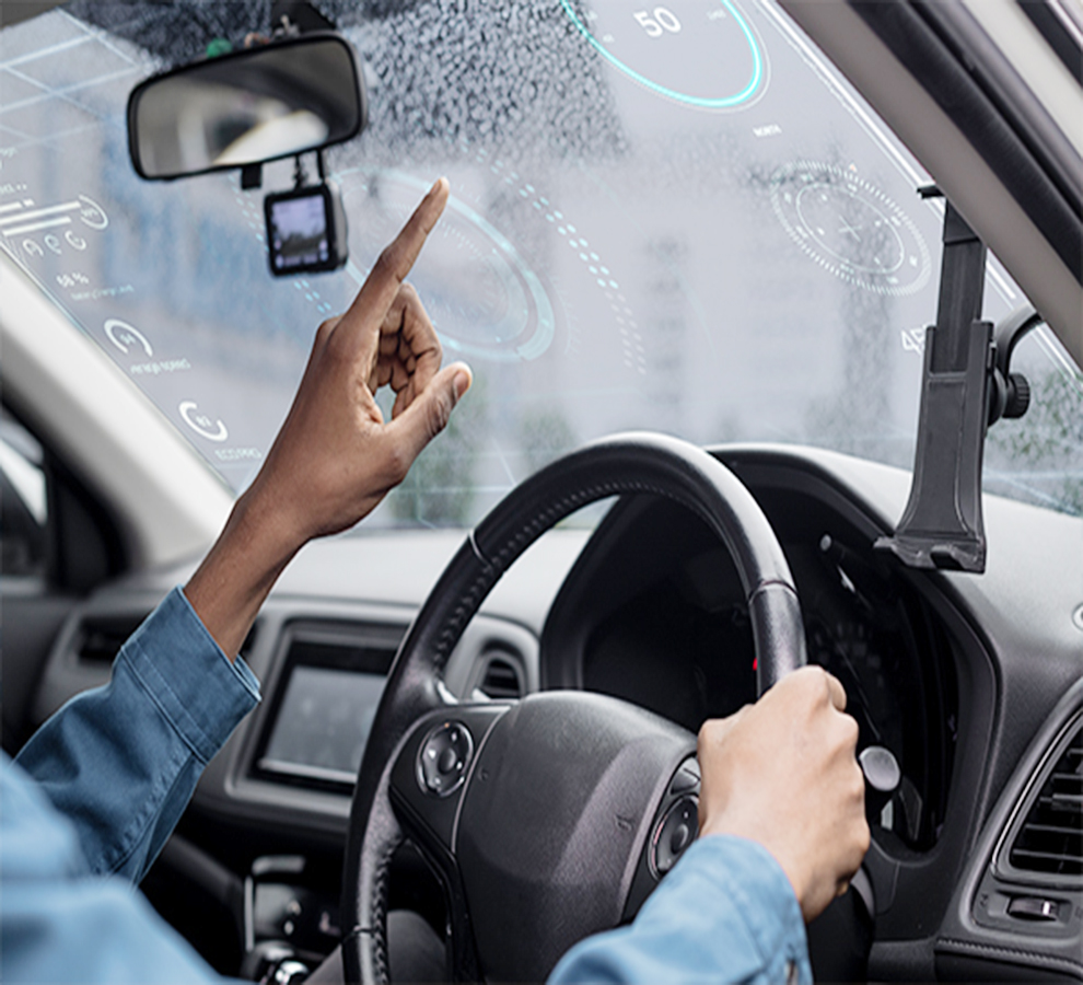 Expertos advierten sobre riesgos de instalar aplicaciones en automóviles