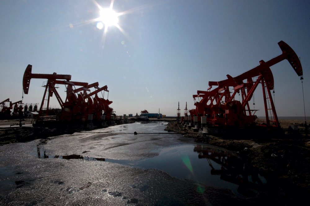 El petróleo de Texas cae un 5,7 % y cierra en precio más bajo desde enero