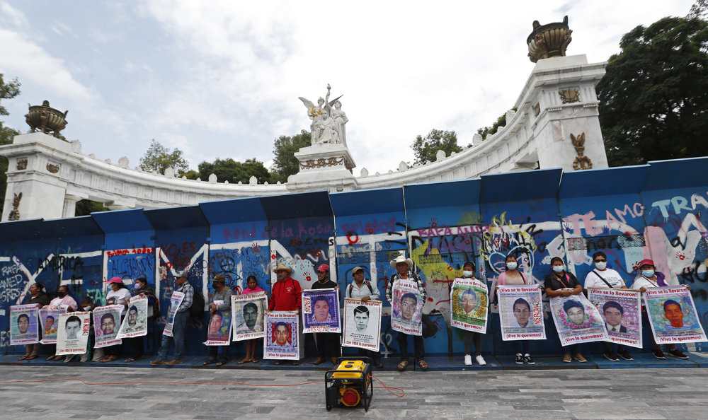 Padres de Ayotzinapa piden justicia un día antes del octavo aniversario