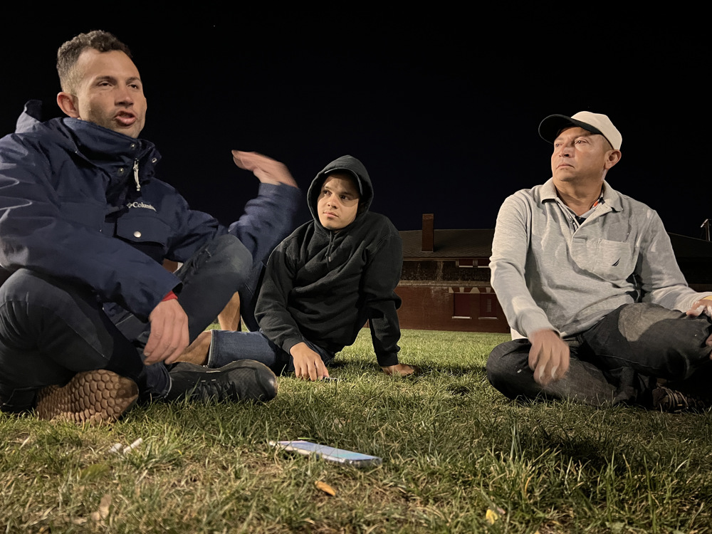 Hablan los migrantes en EEUU: Somos personas, no fichas de un juego político