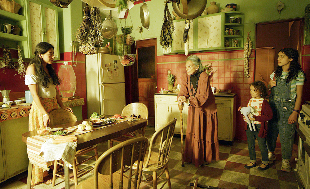 Isaac Ezban le pone sazón mexicano al género de terror en filme “Mal de ojo”