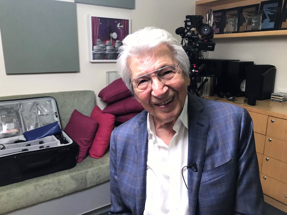 l caballero de fina estampa Manuel Alejandro regresa a América con 90 años