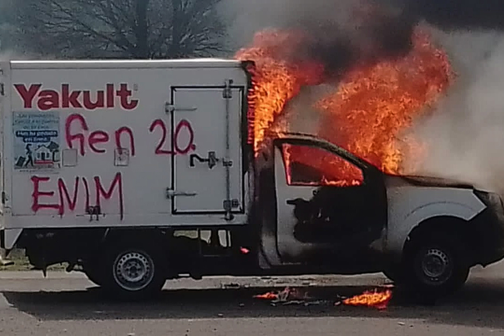Estudiantes de escuelas rurales queman un vehículo en protestas