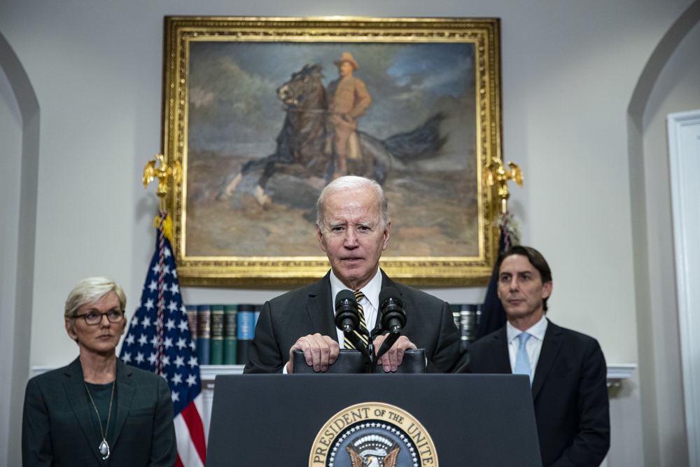 Biden intenta calmar los precios de la gasolina a un mes de las legislativas