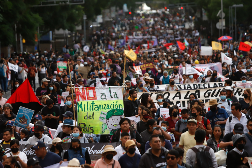 Indígenas y estudiantes se manifiestan en México contra militarización