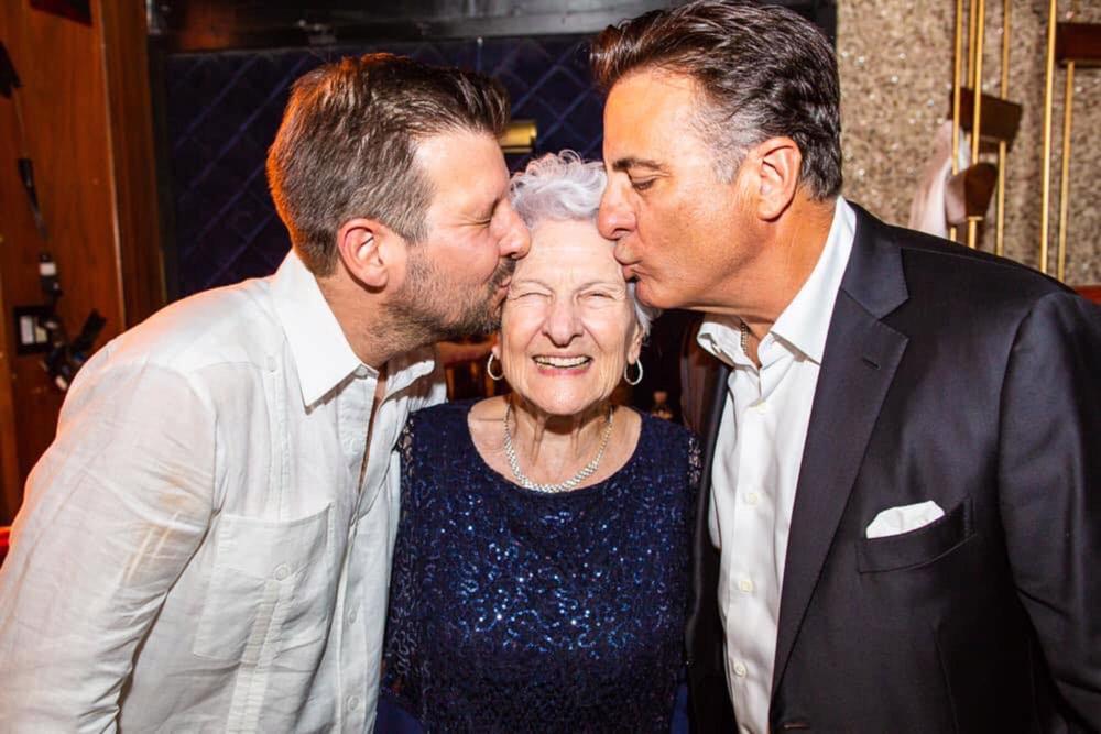 A los 95 años, la cubana Ángela Álvarez llega a los Grammy tras largo sueño