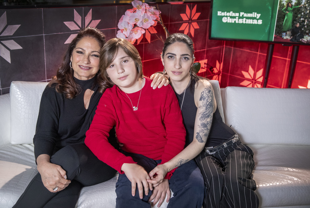 Tres generaciones de Estefan se unen para un disco navideño