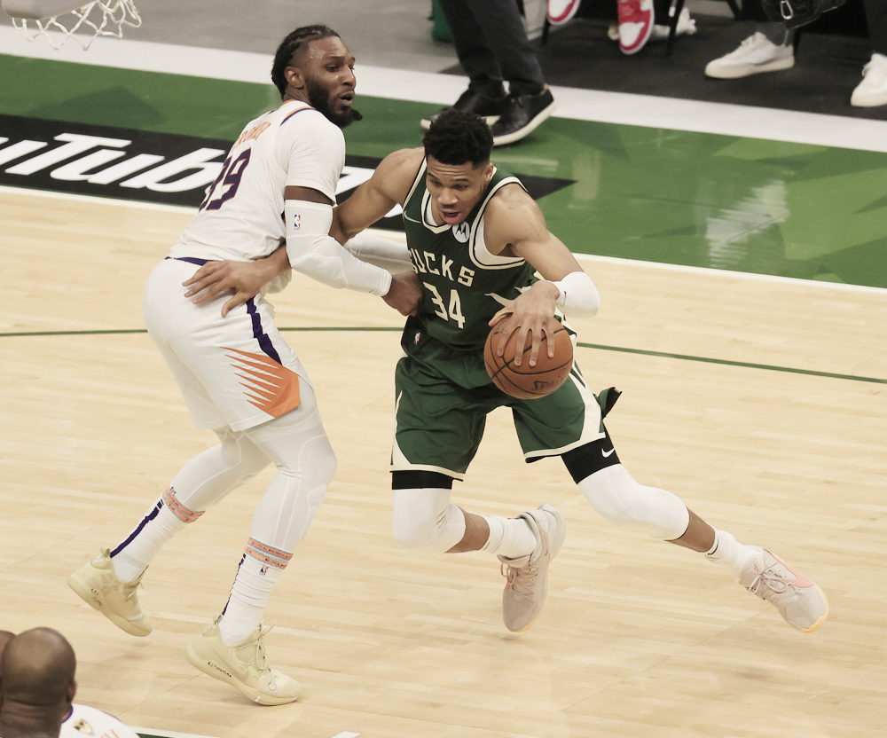 110-99. Antetokounmpo exhibe su poderío ante Durant