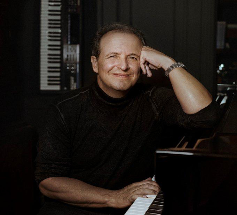 Colombiano Julio Reyes Copello logra 7 nominaciones al Latin Grammy con su música para educar