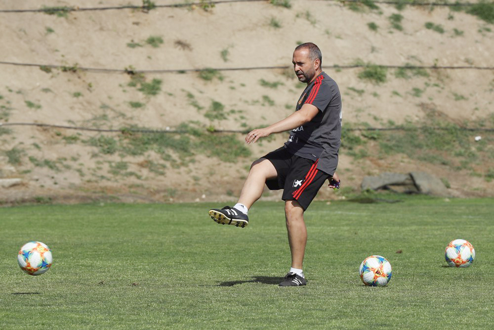 El español López, técnico del Tri femenino, elogia el juego directo de Chile