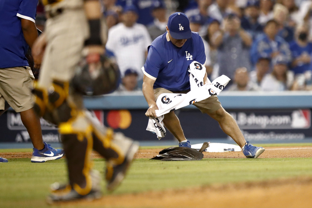 3-5. Machado y Cronenworth levantan a los Padres en Los Ángeles