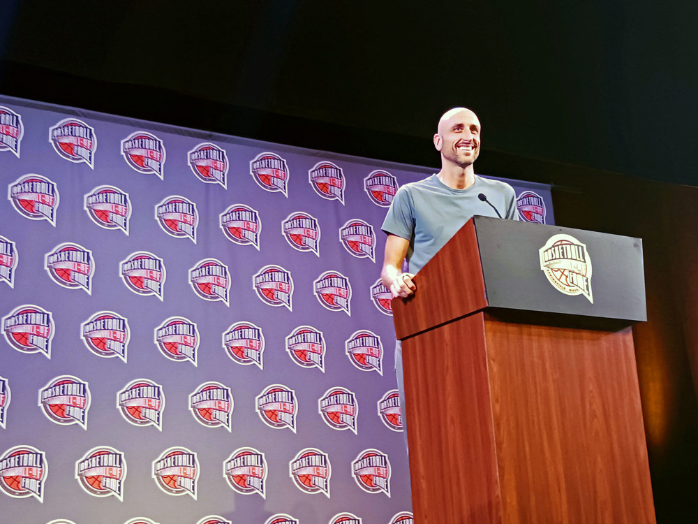 La NBA envía una camiseta de Manu Ginóbili a la estratósfera