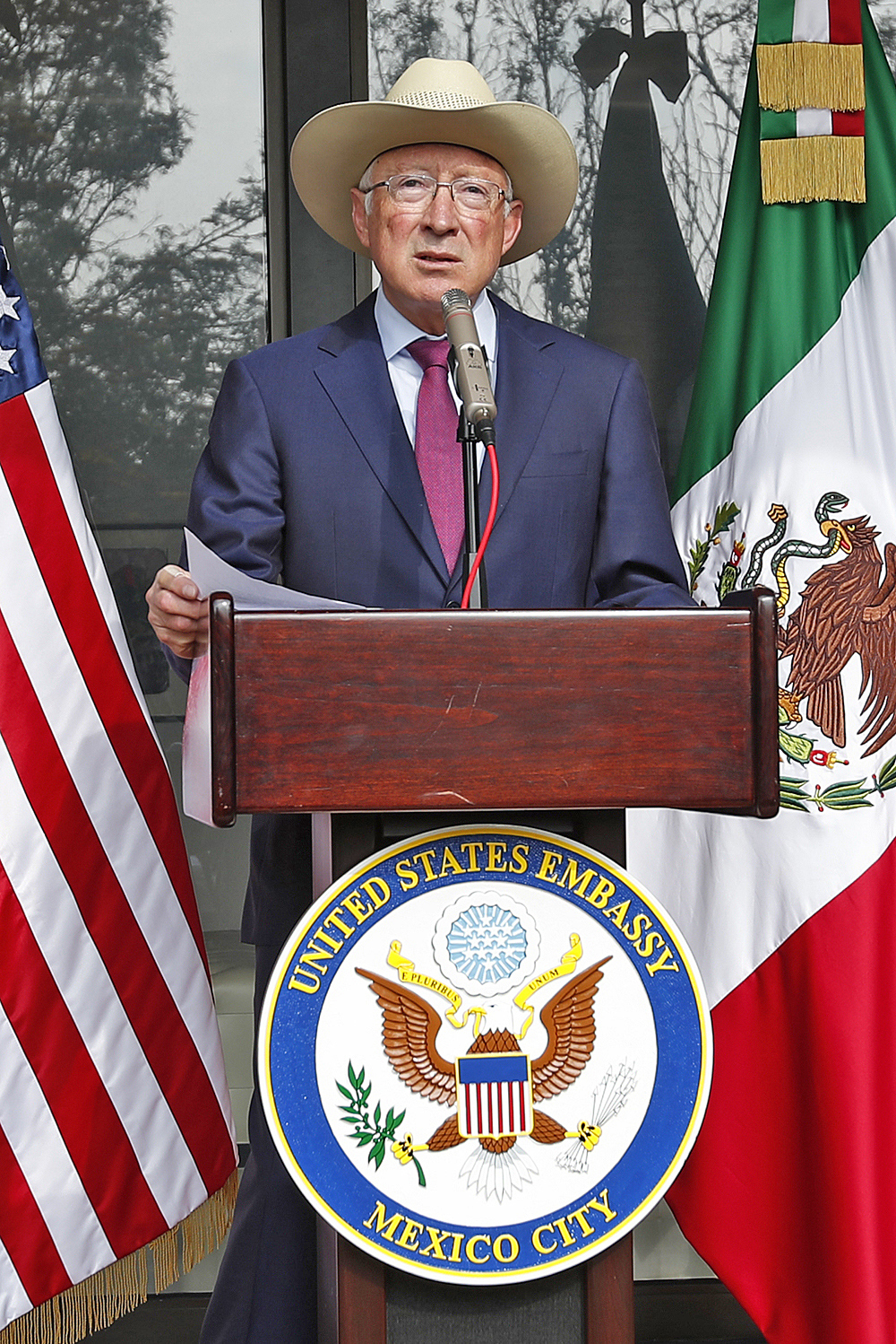 Embajador de EEUU asegura que prosigue la consulta energética con México