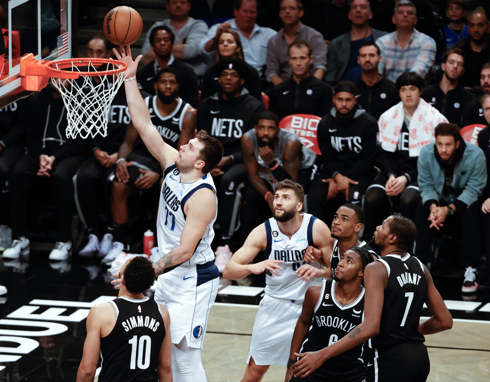 Doncic y Curry se lucen; los Nets siguen dándose contra la pared