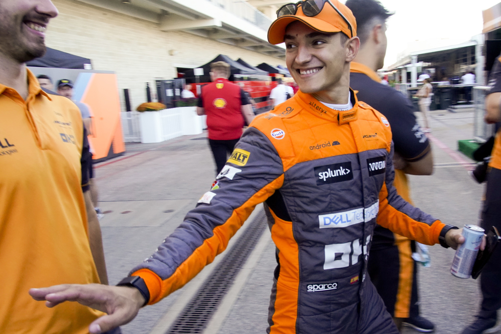 Palou estrena con McLaren la publicidad más dinámica de la F1