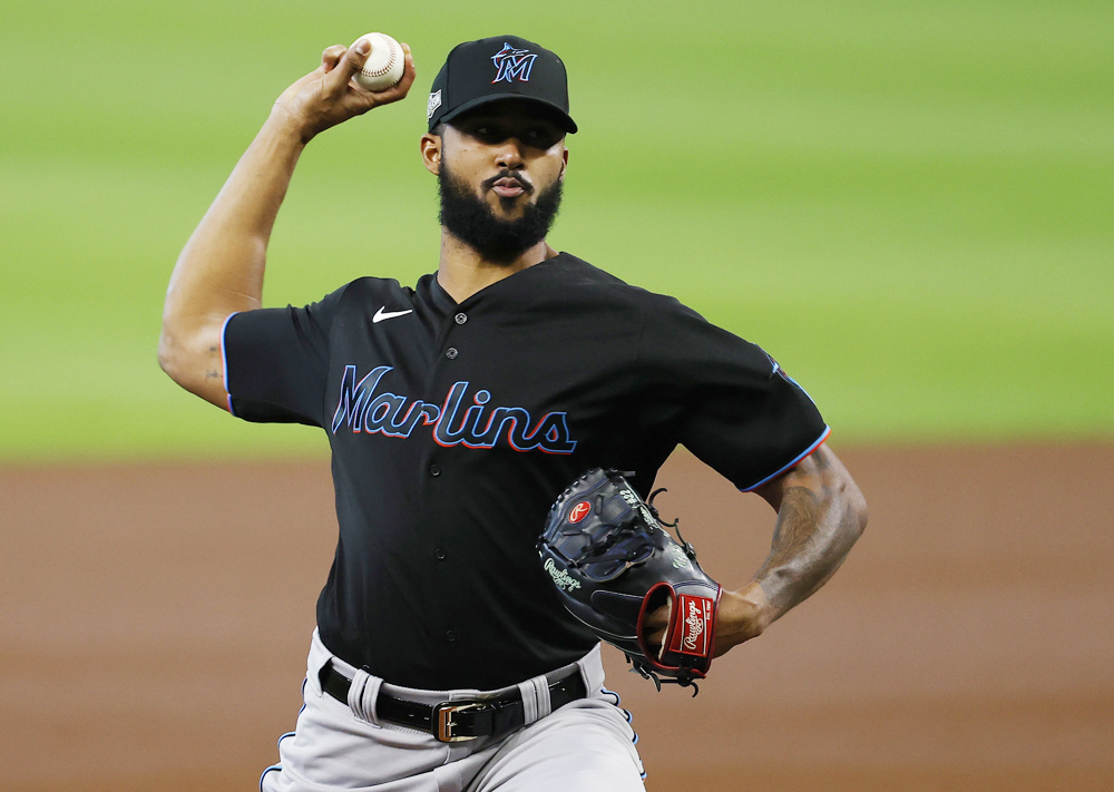 El lanzador Sandy Alcántara gana el premio al mejor dominicano en Grandes Ligas
