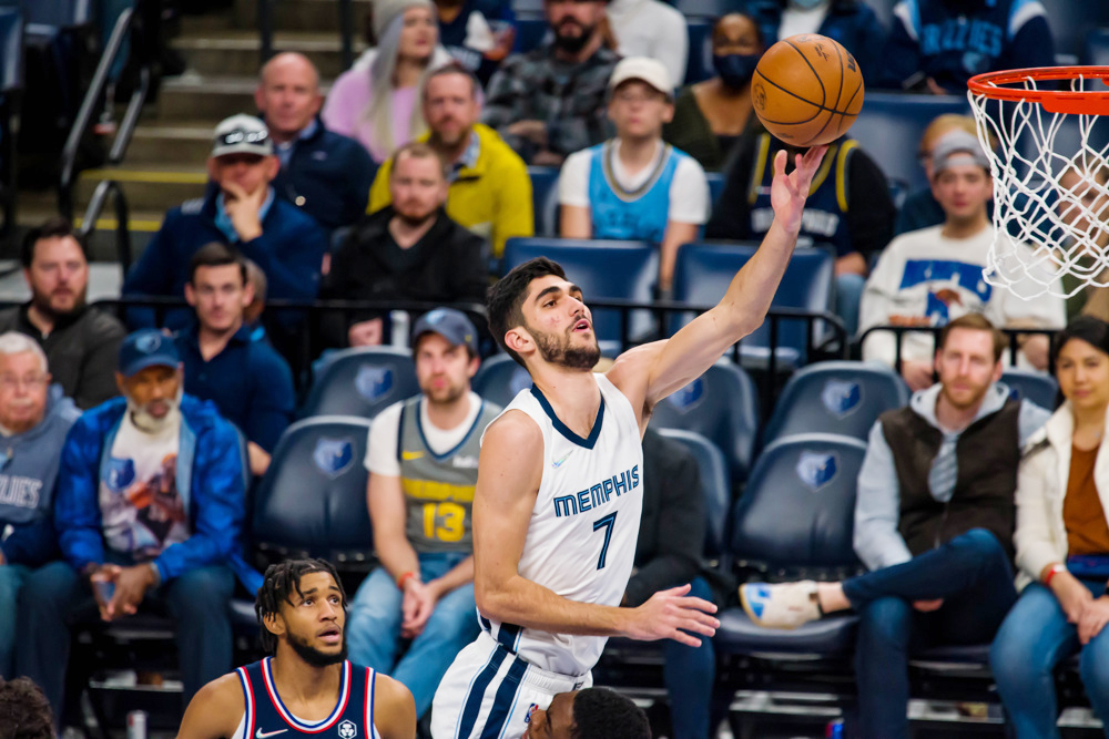Aldama logra doble dígitos por cuarto partido consecutivo con los Grizzlies